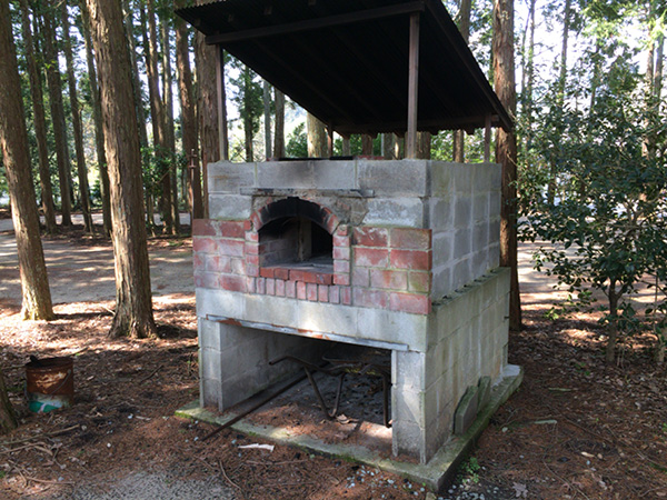 キャンプ場のピザ釜